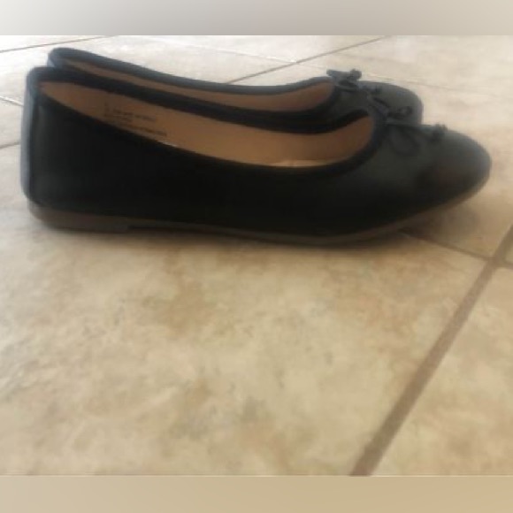 Girls Size 4 Black Ballet Style Flats - Picture 2 of 3